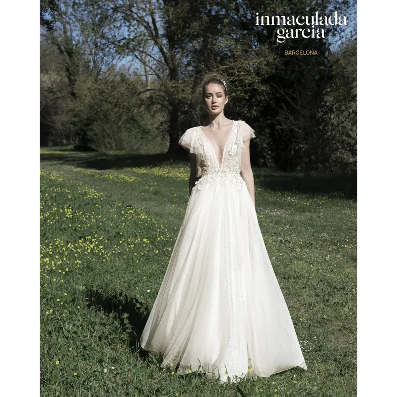 Navy, abito da sposa in tulle e ricami