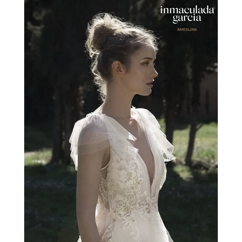 Navy, abito da sposa in tulle e ricami